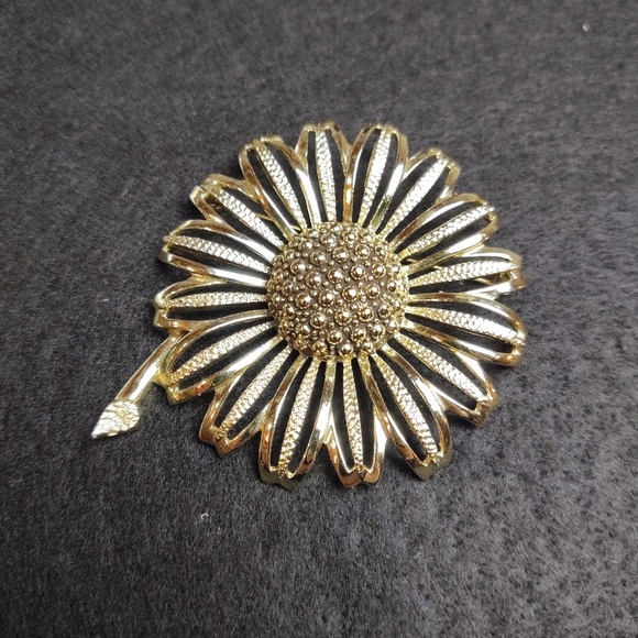 Vintage Sarah Coventry gold brooch - Picture 1 of 4